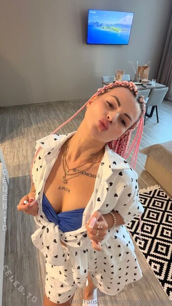 🔥 Karolinka ofi page leaked private photo uncensored full