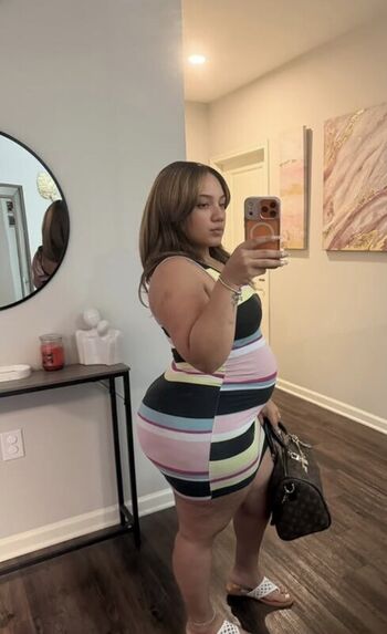 🔥 Thick baddie leaked private photo uncensored full